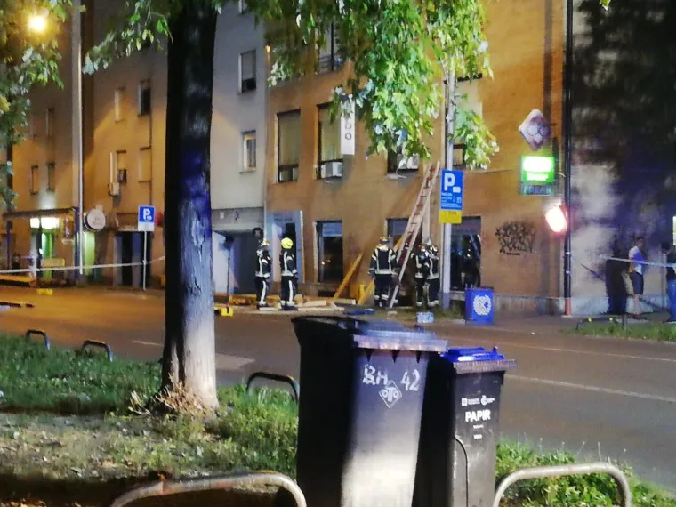 Vatrogasci dežuraju do jutra: Zgradi u Zagrebu je prijetilo uru&scaron;avanje