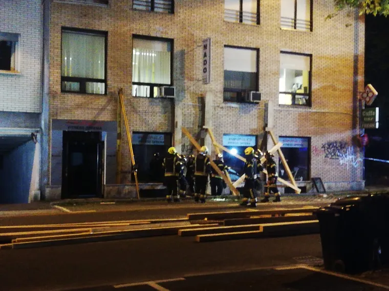 Vatrogasci dežuraju do jutra: Zgradi u Zagrebu je prijetilo uru&scaron;avanje