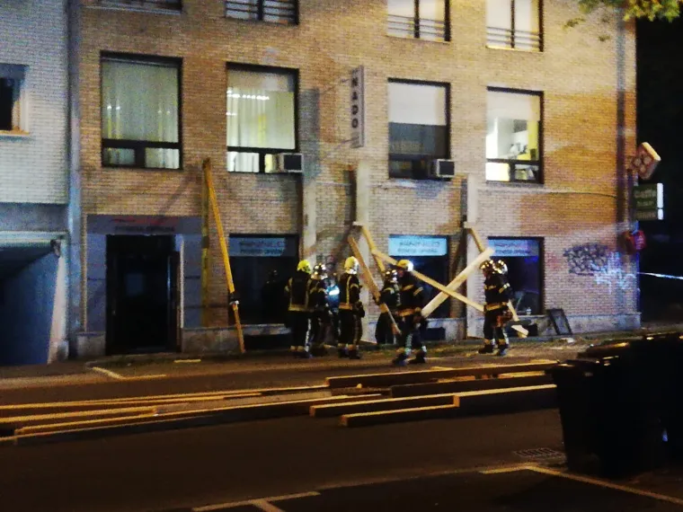 Vatrogasci dežuraju do jutra: Zgradi u Zagrebu je prijetilo uru&scaron;avanje