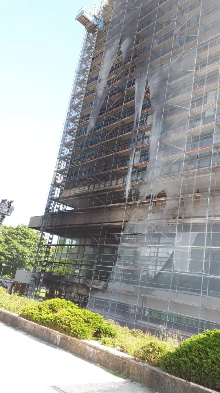 U petak poslijepodne u Zagrebu se zapalila popularna 'Kockica', zgrada u kojoj su smje&scaron;tena ministarstva prometa i turizma. Vatrogasci su vi&scaron;e dojava o požaru dobili u 15:42, a na teren je upućeno sedam vatrogasnih vozila te je požar lokaliziran u 15:47.