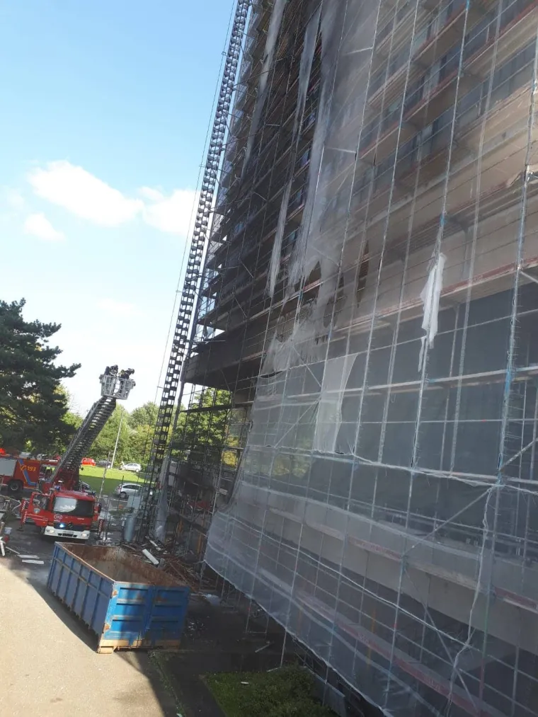 U petak poslijepodne u Zagrebu se zapalila popularna 'Kockica', zgrada u kojoj su smje&scaron;tena ministarstva prometa i turizma. Vatrogasci su vi&scaron;e dojava o požaru dobili u 15:42, a na teren je upućeno sedam vatrogasnih vozila te je požar lokaliziran u 15:47.