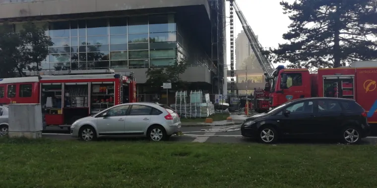 U petak poslijepodne u Zagrebu se zapalila popularna 'Kockica', zgrada u kojoj su smje&scaron;tena ministarstva prometa i turizma. Vatrogasci su vi&scaron;e dojava o požaru dobili u 15:42, a na teren je upućeno sedam vatrogasnih vozila te je požar lokaliziran u 15:47.