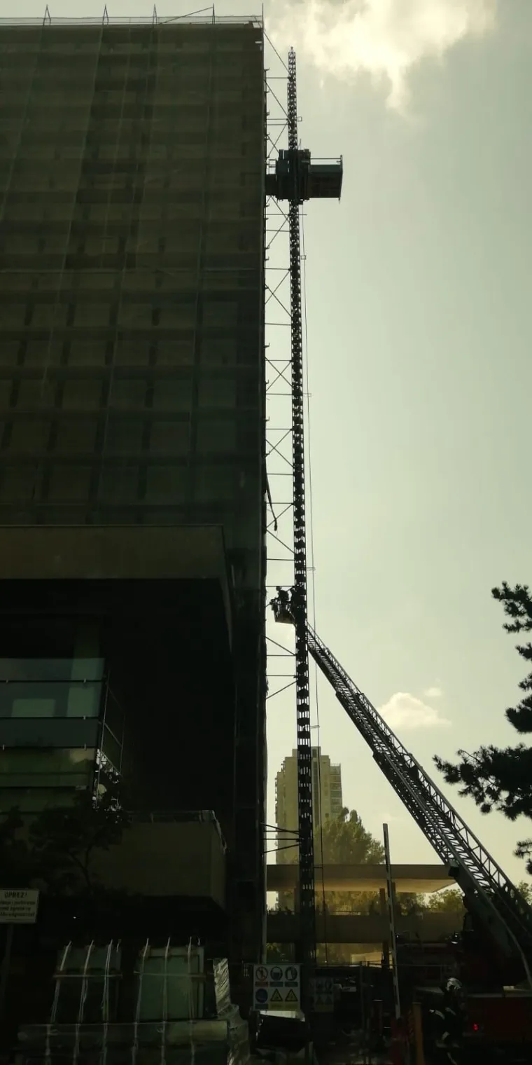 U petak poslijepodne u Zagrebu se zapalila popularna 'Kockica', zgrada u kojoj su smje&scaron;tena ministarstva prometa i turizma. Vatrogasci su vi&scaron;e dojava o požaru dobili u 15:42, a na teren je upućeno sedam vatrogasnih vozila te je požar lokaliziran u 15:47.