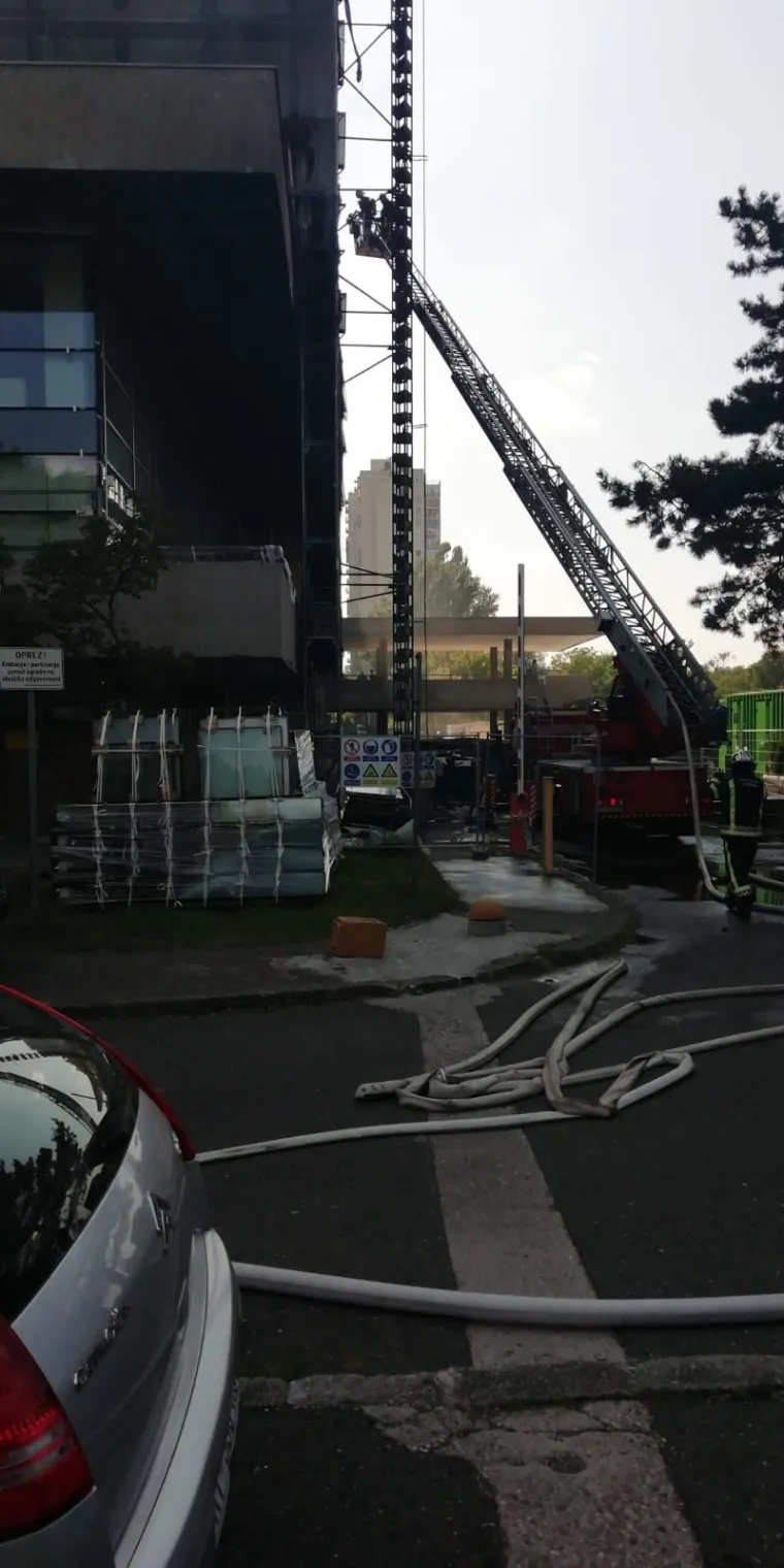 U petak poslijepodne u Zagrebu se zapalila popularna 'Kockica', zgrada u kojoj su smje&scaron;tena ministarstva prometa i turizma. Vatrogasci su vi&scaron;e dojava o požaru dobili u 15:42, a na teren je upućeno sedam vatrogasnih vozila te je požar lokaliziran u 15:47.