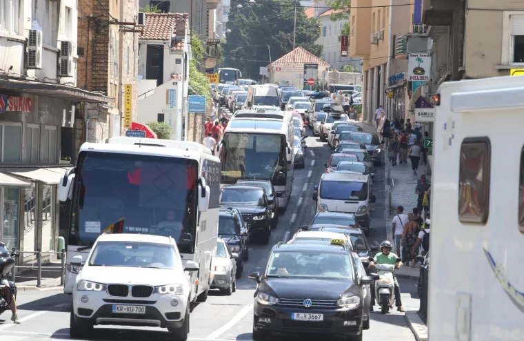 Gužve na cestama diljem Hrvatske: Najprometnije na Lučkom i u Splitu!