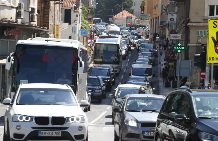 Gužve na cestama diljem Hrvatske: Najprometnije na Lučkom i u Splitu!