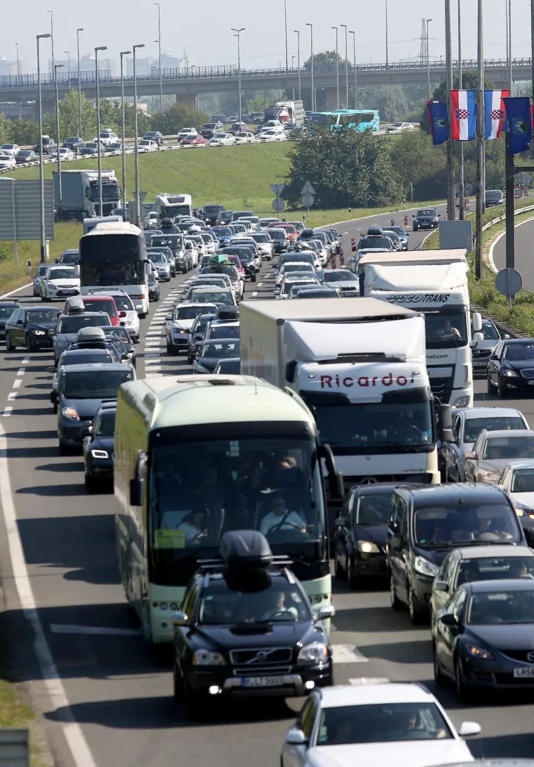 Gužve na cestama diljem Hrvatske: Najprometnije na Lučkom i u Splitu!