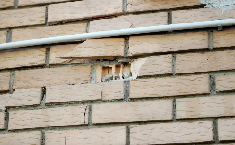 Krupni kadrovi &scaron;tete na zgradi u Kranjčevićevoj! Fasada se odvojila od prozora...