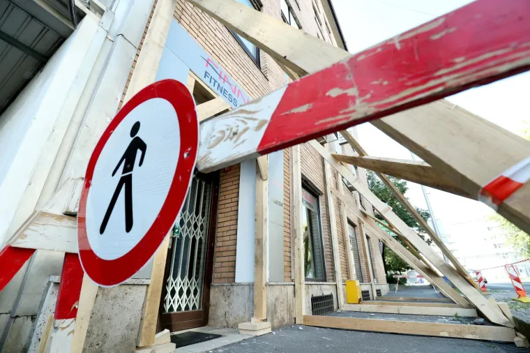 Krupni kadrovi &scaron;tete na zgradi u Kranjčevićevoj! Fasada se odvojila od prozora...