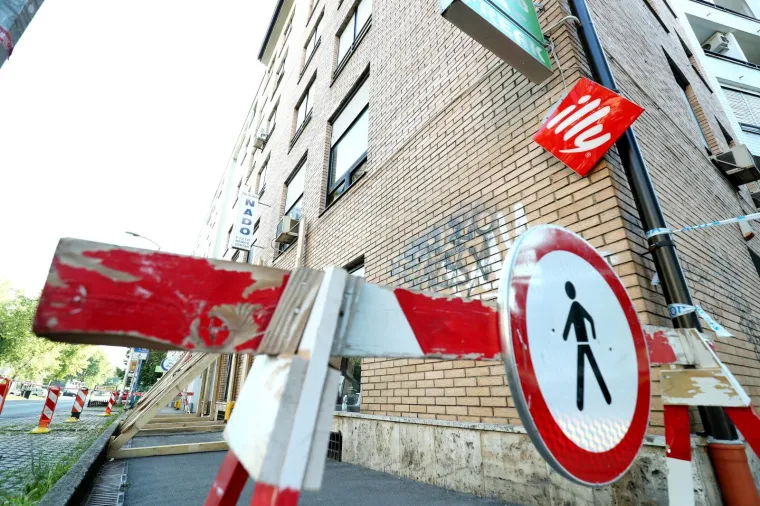 Krupni kadrovi &scaron;tete na zgradi u Kranjčevićevoj! Fasada se odvojila od prozora...