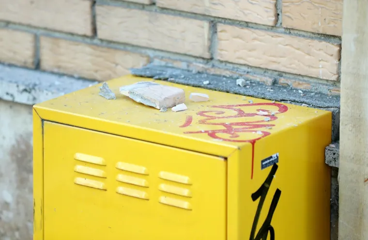 Krupni kadrovi &scaron;tete na zgradi u Kranjčevićevoj! Fasada se odvojila od prozora...