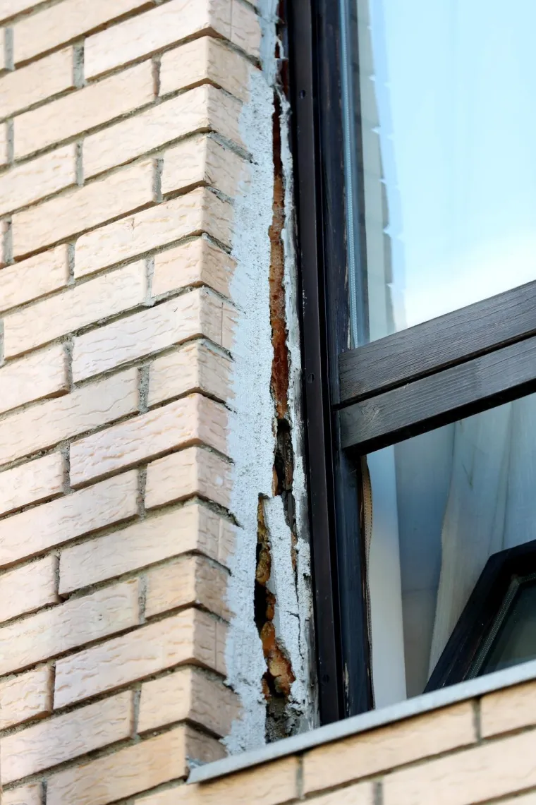 Krupni kadrovi &scaron;tete na zgradi u Kranjčevićevoj! Fasada se odvojila od prozora...