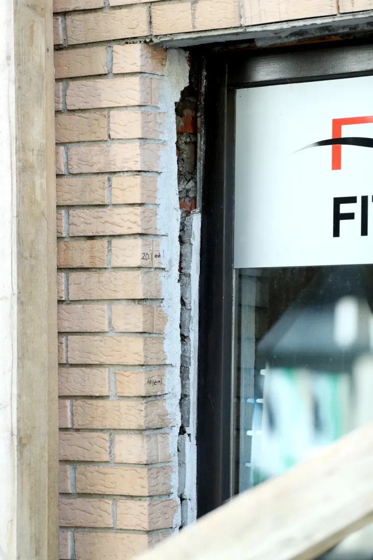 Krupni kadrovi &scaron;tete na zgradi u Kranjčevićevoj! Fasada se odvojila od prozora...