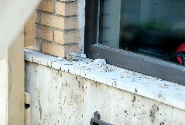 Krupni kadrovi &scaron;tete na zgradi u Kranjčevićevoj! Fasada se odvojila od prozora...