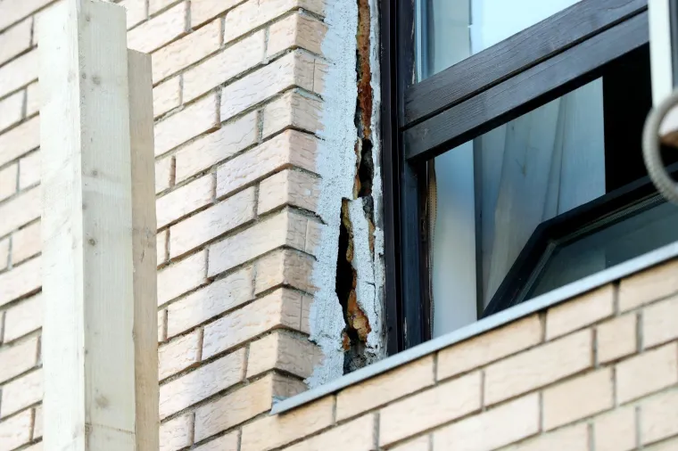 Krupni kadrovi &scaron;tete na zgradi u Kranjčevićevoj! Fasada se odvojila od prozora...