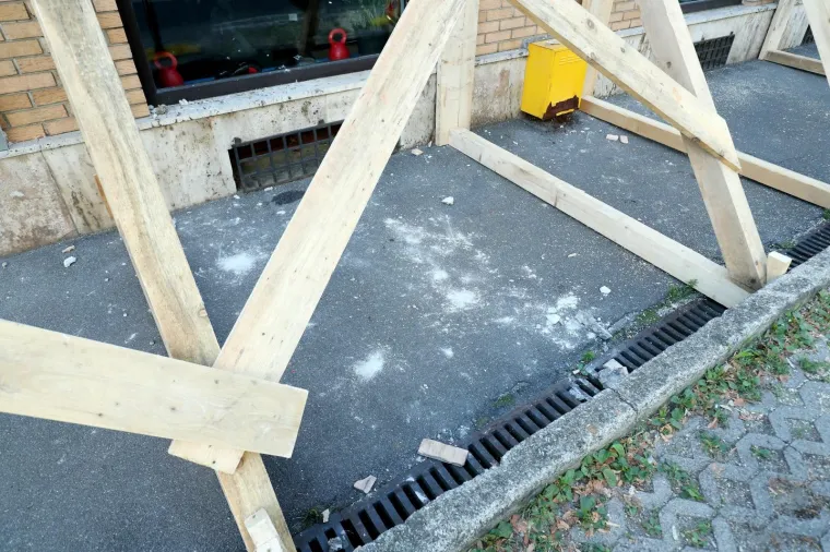 Krupni kadrovi &scaron;tete na zgradi u Kranjčevićevoj! Fasada se odvojila od prozora...