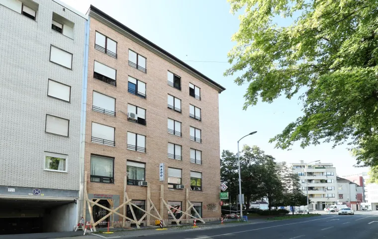 Krupni kadrovi &scaron;tete na zgradi u Kranjčevićevoj! Fasada se odvojila od prozora...