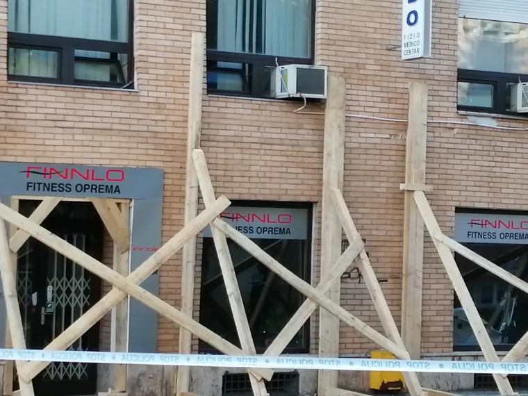 Ovo je zgrada na Tre&scaron;njevci za koju se procijenilo da joj prijeti uru&scaron;avanje!