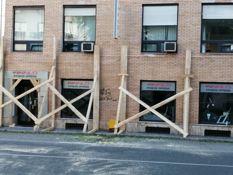 Ovo je zgrada na Tre&scaron;njevci za koju se procijenilo da joj prijeti uru&scaron;avanje!