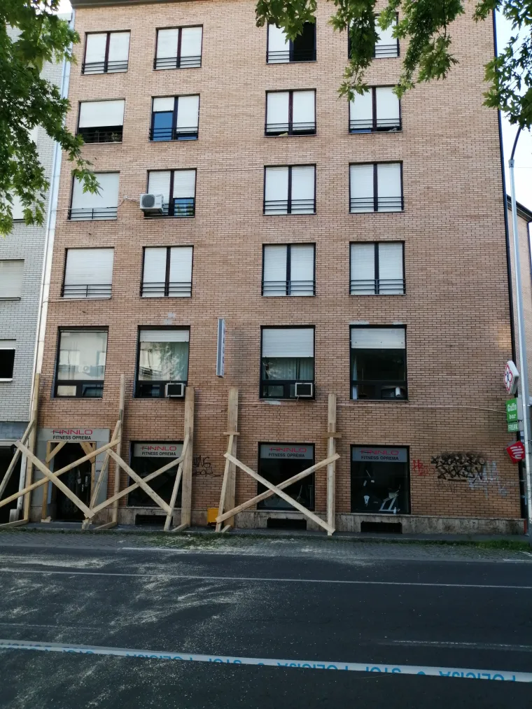 Ovo je zgrada na Tre&scaron;njevci za koju se procijenilo da joj prijeti uru&scaron;avanje!