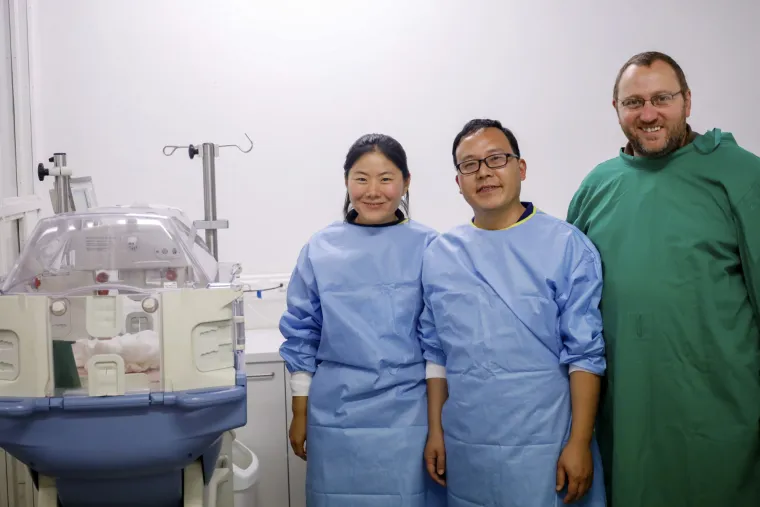 Belgijski ZOO dobio pojačanje - dva 'ružičasta &scaron;kampa': Siću&scaron;ni blizanci čak su 900 puta manji od majke