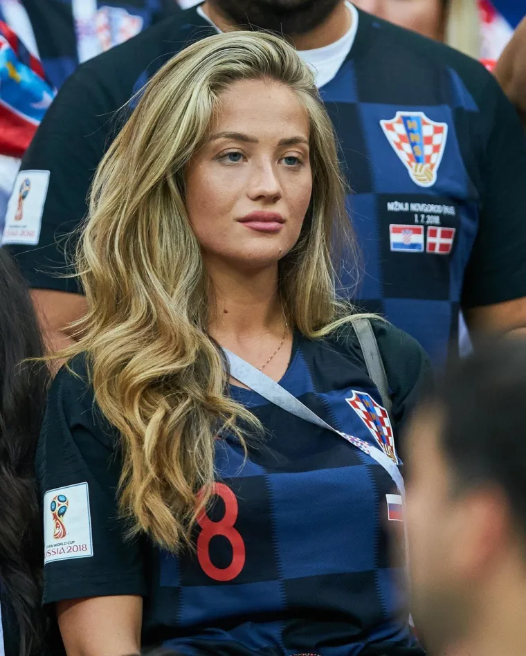 "Izabel je najistaknutija hrvatska WAGSica i supruga je veznog asa Chelseaja Matea Kovačića. Zbog svojih plavih uvojaka izgleda kao Shakirina dvojnica, nekada je bila supermodel, a sada je modna dizajnerica. Posao je pokrenula sa starijom sestrom, Ivanom Lučić", naveo je The Sun.