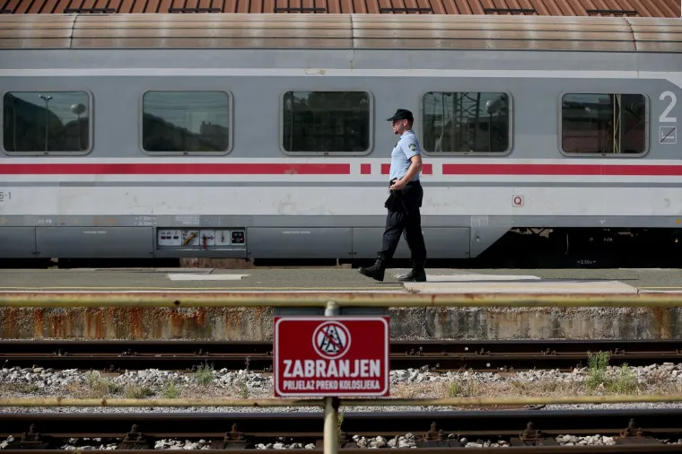 Ovako je izgledala akcija gašenja požara: Zapalio se putnički vagon na Glavnom kolodvoru u Zagrebu