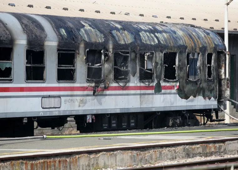 Ovako je izgledala akcija gašenja požara: Zapalio se putnički vagon na Glavnom kolodvoru u Zagrebu