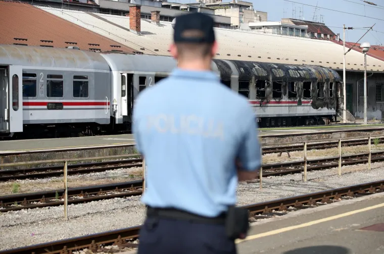 Ovako je izgledala akcija ga&scaron;enja požara: Zapalio se putnički vagon na Glavnom kolodvoru u Zagrebu