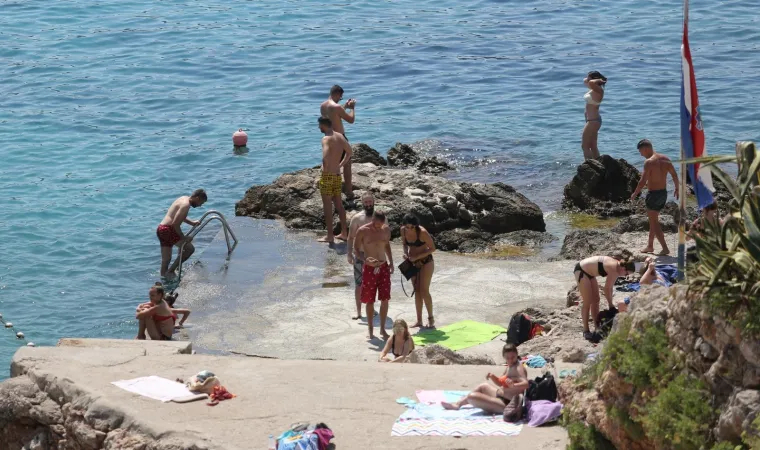 KUPANJEM PROTIV TOPLINSKOG VALA: U Dubrovniku turisti dobro iskoristili vrući dan