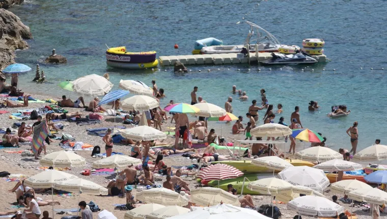 KUPANJEM PROTIV TOPLINSKOG VALA: U Dubrovniku turisti dobro iskoristili vrući dan