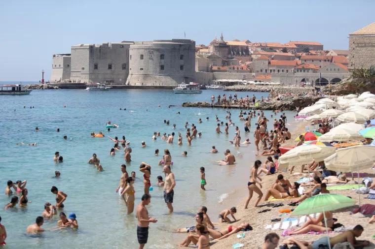 KUPANJEM PROTIV TOPLINSKOG VALA: U Dubrovniku turisti dobro iskoristili vrući dan