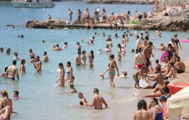 KUPANJEM PROTIV TOPLINSKOG VALA: U Dubrovniku turisti dobro iskoristili vrući dan