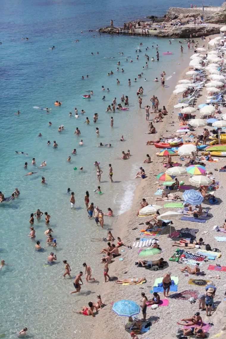 KUPANJEM PROTIV TOPLINSKOG VALA: U Dubrovniku turisti dobro iskoristili vrući dan