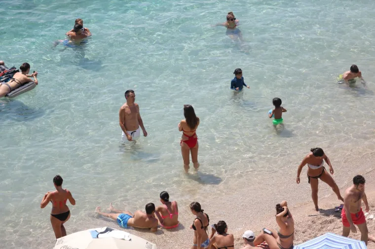 KUPANJEM PROTIV TOPLINSKOG VALA: U Dubrovniku turisti dobro iskoristili vrući dan