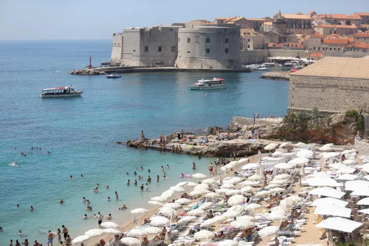 KUPANJEM PROTIV TOPLINSKOG VALA: U Dubrovniku turisti dobro iskoristili vrući dan