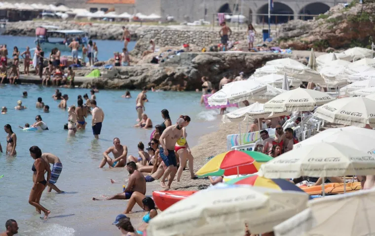 KUPANJEM PROTIV TOPLINSKOG VALA: U Dubrovniku turisti dobro iskoristili vrući dan