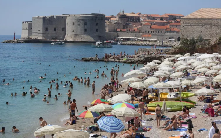 KUPANJEM PROTIV TOPLINSKOG VALA: U Dubrovniku turisti dobro iskoristili vrući dan