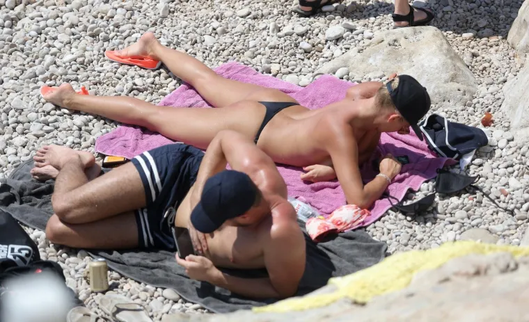 KUPANJEM PROTIV TOPLINSKOG VALA: U Dubrovniku turisti dobro iskoristili vrući dan