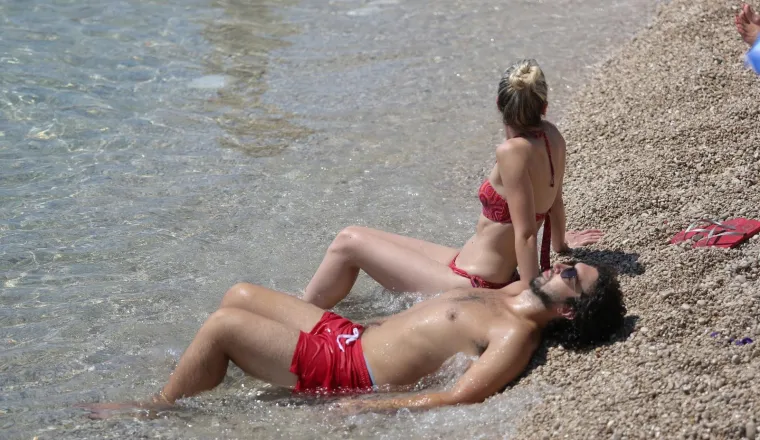 KUPANJEM PROTIV TOPLINSKOG VALA: U Dubrovniku turisti dobro iskoristili vrući dan