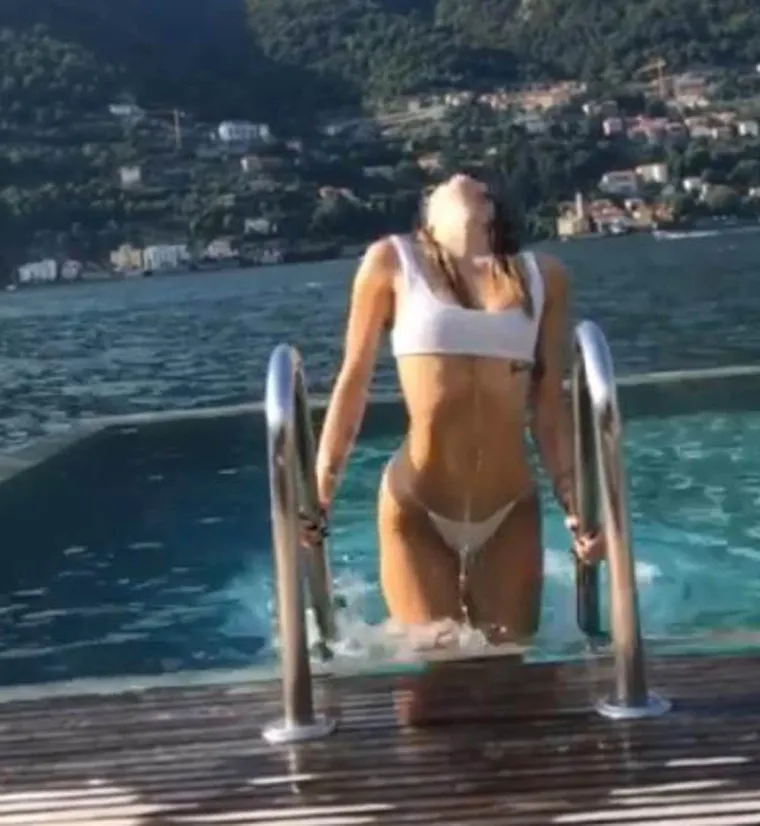 Njihove zajedničke fotografije pojavile su se na Instagramu, a pozornost je posebno privukla Miley u bijelom bikiniju s tangicama.