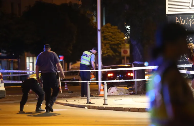 Do nesreće je navodno do&scaron;lo nakon &scaron;to je vozač osobnog automobila pro&scaron;ao kroz crveno svjetlo na semaforu. Udario je dva pje&scaron;aka, mu&scaron;karca i ženu