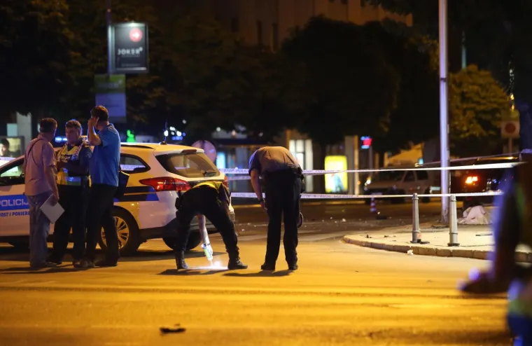 Do nesreće je navodno do&scaron;lo nakon &scaron;to je vozač osobnog automobila pro&scaron;ao kroz crveno svjetlo na semaforu. Udario je dva pje&scaron;aka, mu&scaron;karca i ženu