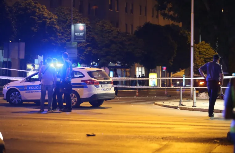 Do nesreće je navodno do&scaron;lo nakon &scaron;to je vozač osobnog automobila pro&scaron;ao kroz crveno svjetlo na semaforu. Udario je dva pje&scaron;aka, mu&scaron;karca i ženu