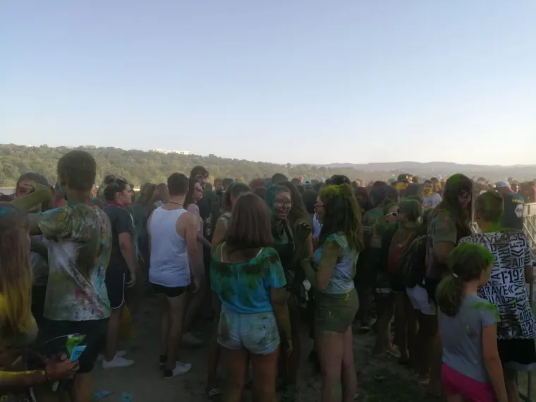 &Scaron;arenilo boja u Novom Sadu: Pogledajte kako je nekoliko stotina mladih obilježilo svoj dan