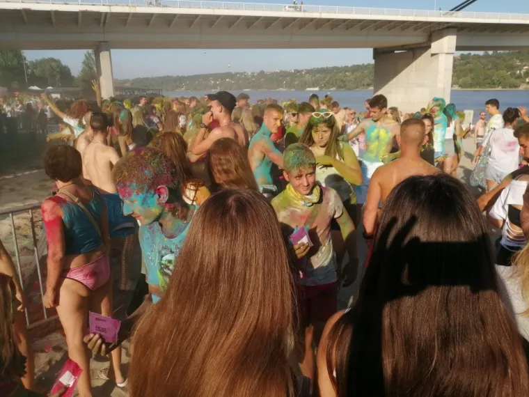 &Scaron;arenilo boja u Novom Sadu: Pogledajte kako je nekoliko stotina mladih obilježilo svoj dan