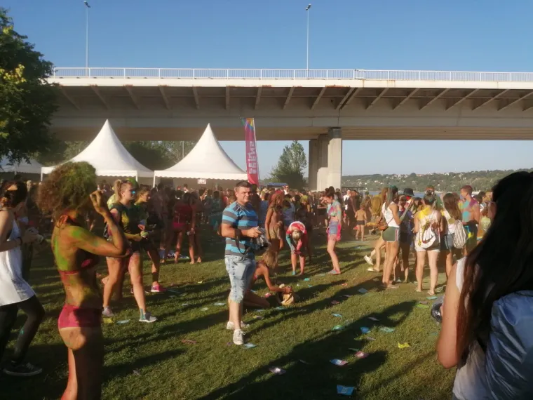 &Scaron;arenilo boja u Novom Sadu: Pogledajte kako je nekoliko stotina mladih obilježilo svoj dan