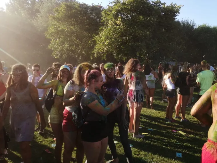 &Scaron;arenilo boja u Novom Sadu: Pogledajte kako je nekoliko stotina mladih obilježilo svoj dan