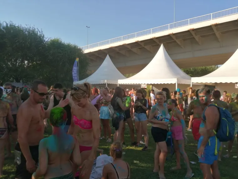 &Scaron;arenilo boja u Novom Sadu: Pogledajte kako je nekoliko stotina mladih obilježilo svoj dan