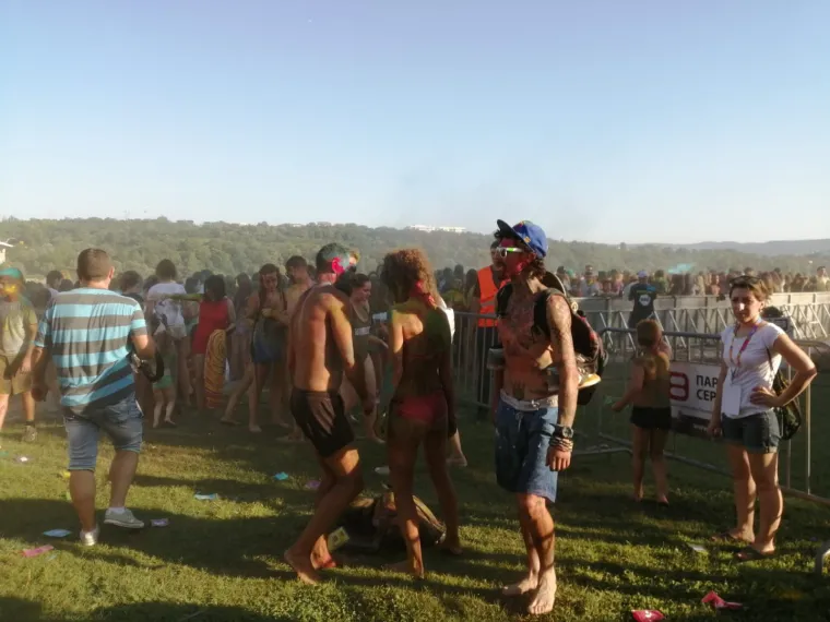 &Scaron;arenilo boja u Novom Sadu: Pogledajte kako je nekoliko stotina mladih obilježilo svoj dan